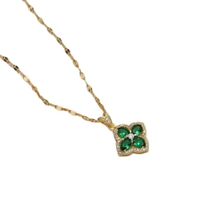 Collana a quadrifoglio dorata con calcedonio verde e cristalli micro-pave su fondo bianco