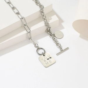 Collana in acciaio al titanio argento con chiusura OT e due ciondoli incisi 'Love'