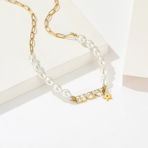 Collana a catena dorata con perle bianche e ciondolo con scritte Lucky portafortuna