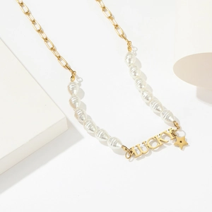 Collana a graffetta dorata con perle barocche e pendente con lettera LUCKY traforata