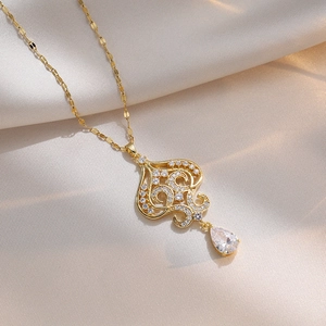 Collier vintage en acier titane doré avec pendentif ajouré en zircon et cristal goutte