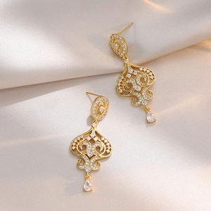 Boucles d'oreilles vintage dorées avec zircons blancs et pendentifs en forme de poire