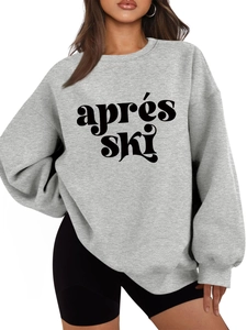 Detailaufnahme des hellgrauen Apres-Ski-Sweatshirts mit weichem Plüsch-Stoffgewebe