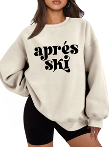 Detail der schwarzen Aprés Ski Typografie auf cremeweißem Oversize-Fleece-Sweatshirt
