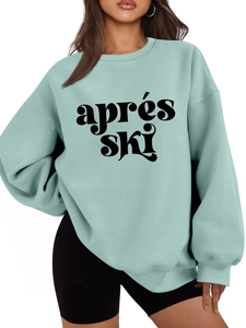 Detail des minzgrünen Après-Ski-Sweatshirts mit weichem Stoff und Buchstabendruck