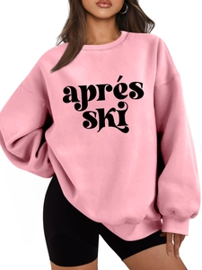 Detail von rosa Fleece-Hoodie mit schwarzem Apres-Ski-Schriftzug und Rippbündchen