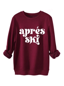 Detail des bordeauxroten Après-Ski-Fleece-Sweatshirts mit weichem Futter und weißem Aufdruck
