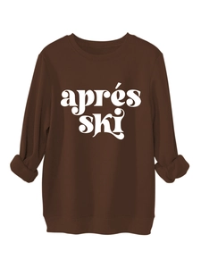 Detail des weißen 'aprés ski' Aufdrucks auf braunem Fleece-Sweatshirt mit gerippten Bündchen