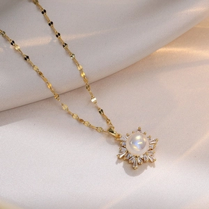 Elegante 18K vergoldete Schneeflocke Halskette mit Mondstein und Zirkonia Kristallen