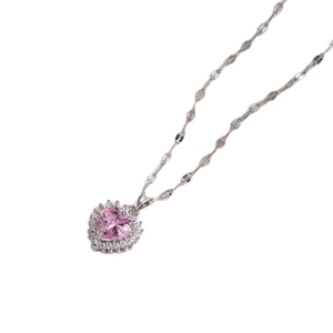 Collier avec pendentif cœur en cristal rose et pierres scintillantes sur chaîne argentée