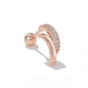 Makro-Detail des Roségold-Doppelbogen-Ohrknorpel-Steckers mit Pavé-Zirkoniasteinen