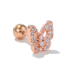 Vue macro du piercing papillon en or rose serti de zircons avec fermoir à vis à bille