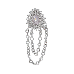 Detalle de pendiente plateado con circón en forma de gota y cadenas colgantes