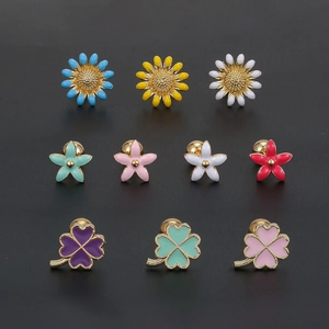 Bunte Blumen- und Kleeblatt-Ohrstecker aus Emaille mit Goldbasis in vielen Farben
