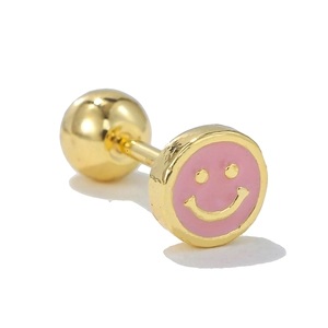 Detailansicht vergoldeter Ohrstecker mit rosa Emaille-Smiley und sicherem Schraubverschluss
