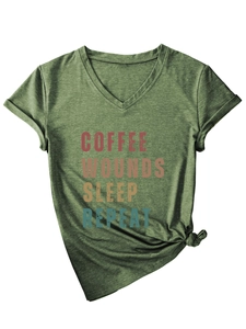 Détail du t-shirt vert à col en V avec imprimé texte et ourlet noué élégant