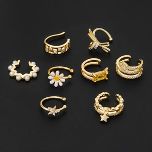 8-teiliges vergoldetes Earcuff-Set mit Zirkonia, Kunstperlen und Gänseblümchen-Anhängern