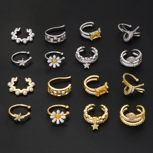 16-teiliges geometrisches Earcuff-Set mit Zirkonia und Gänseblümchen-Anhängern in Gold und Silber