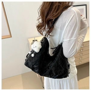 Sac fourre-tout en nylon noir avec breloque nuage blanc en peluche et design plissé