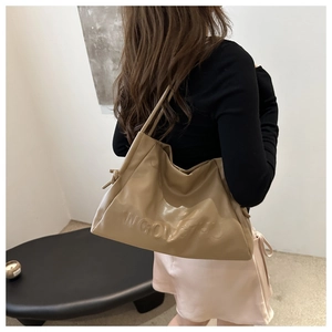 Details der Prägung und weichen Kordelzug-Struktur an der khakifarbenen Tote Bag