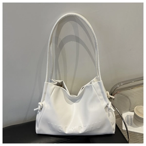 Nahaufnahme der weißen Leder-Shopper-Tasche mit Knotendetails und geprägtem Logo