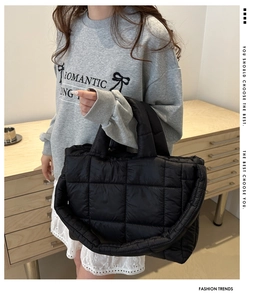 Détail d'un sac cabas noir matelassé fabriqué en nylon imperméable de haute qualité