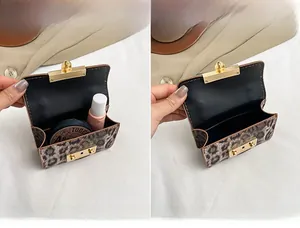 Vista interna della borsa a catena leopardata che mostra lo spazio per il trucco