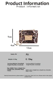 Dettaglio mini borsa leopardata con tracolla a catena dorata e dimensioni incluse