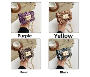 Collage di mini borse a tracolla leopardate nei colori viola, giallo, marrone e nero
