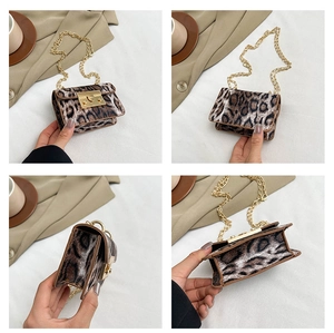 Dettagli della mini borsa leopardata con tracolla a catena dorata e chiusura in metallo