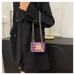 Dettaglio mini borsa a tracolla leopardata rosa con catena dorata e chiusura a scatto
