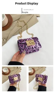 Vista dettagliata della mini borsa leopardata viola con chiusura oro e catenella