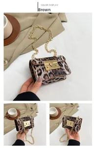 Dettaglio mini borsa leopardata con tracolla a catena dorata e chiusura in metallo