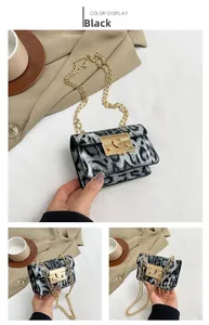 Dettaglio mini borsa leopardata con tracolla a catena dorata e chiusura metallica