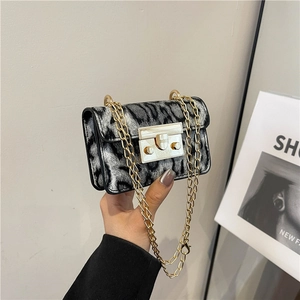 Mini Borsa a Spalla con Catena Leopardata in Ecopelliccia Pelle PU Piccola Borsa a Tracolla Quadrata con Chiusura in Metallo Oro Donna