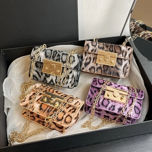 Mini borsa leopardata a tracolla con catena dorata in vari colori vivaci