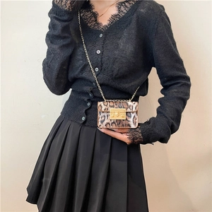 Mini borsa a tracolla con stampa leopardata, catena dorata e chiusura quadrata da donna