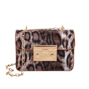 Mini borsa a tracolla con stampa leopardata, catena dorata e fibbia in metallo chic