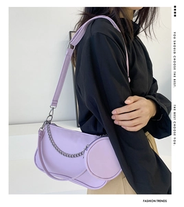 Détail du sac demi-lune lilas avec porte-monnaie rond amovible et chaîne décorative