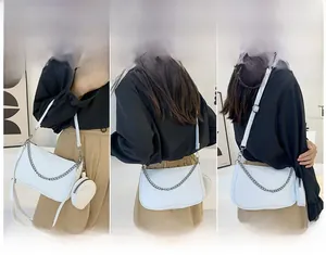 Vues détaillées d'un sac à bandoulière en cuir PU blanc avec chaîne argentée et pochette
