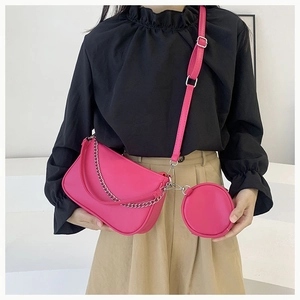 Sac baguette rose vif minimaliste avec chaîne argentée et petite pochette ronde
