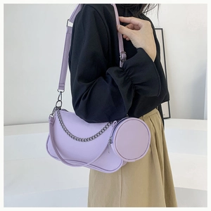 Vue détaillée du sac demi-lune lilas avec chaîne argentée et mini pochette ronde assortie