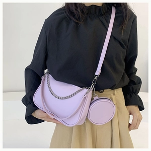 Détail de l'ensemble sac baguette lilas avec chaîne argentée et mini porte-monnaie