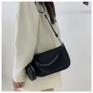 Sac bandoulière demi-lune noir avec chaîne argentée et petit porte-monnaie rond