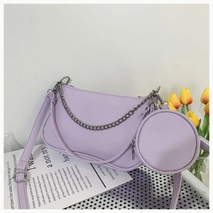 Détail du sac hobo lilas avec porte-monnaie amovible et chaîne en argent élégante
