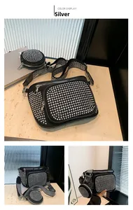 Détails du sac caméra noir à strass avec bandoulière rayée et porte-monnaie rond