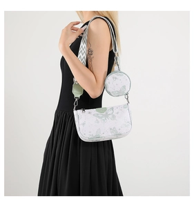 Détail du sac bandoulière à motif papillon avec sangle large et pochette ronde zippée