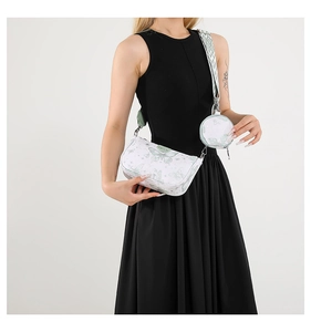 Détail du sac bandoulière à motif papillon avec sangle large et petit porte-monnaie
