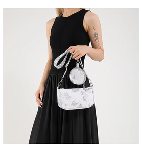 Détail de la bandoulière tissée et de la petite pochette ronde sur le sac à papillons