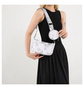 Détail du sac blanc à motif papillon avec bandoulière géométrique large et petite pochette